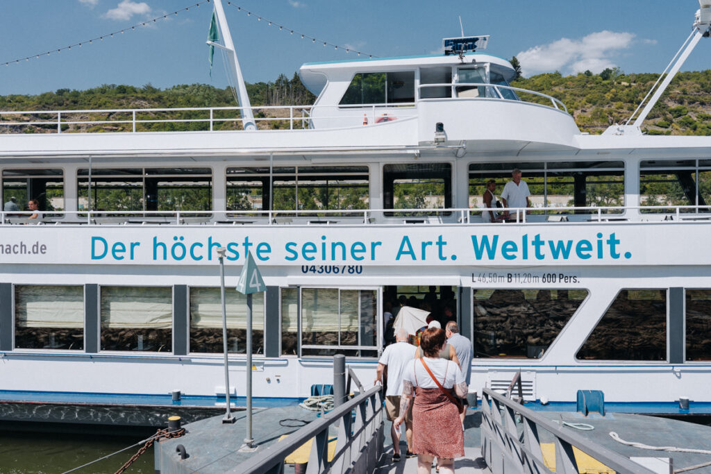 Schiff zum Geysir Andernach legt am Rheinufer ab