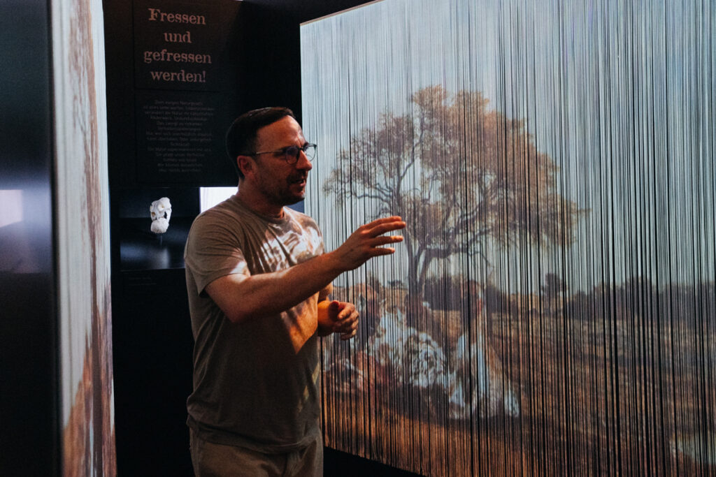 Leiter des Museum Dr. Frank Moseler gibt eine Führung durch das Monrepos