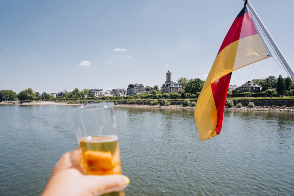 Blick vom Schiff auf dem Rhein auf die Altstadt von Andernach mit Stadtmauer und Kirchtürmen
