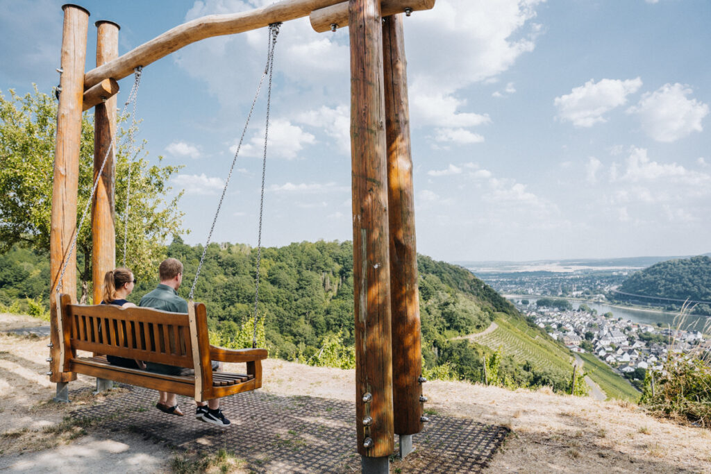 Leutesdorfer Weinbergschaukel mit Blick über Weinberge und den Rhein