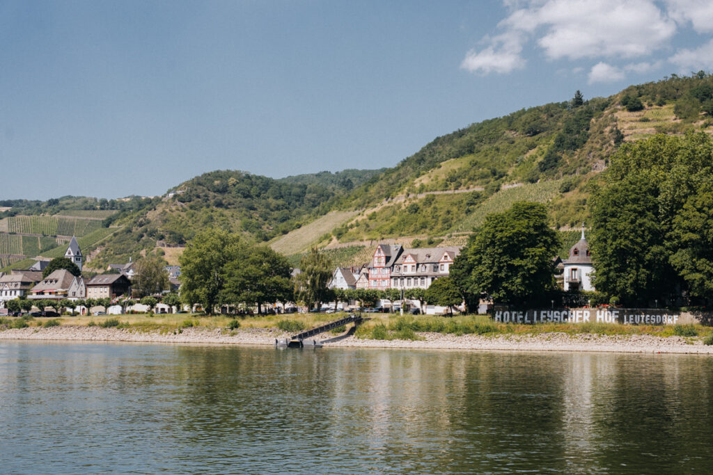 Mittelrheintal Sehenswürdigkeiten, Blick über den Rhein mit Weinbergen und Leutesdorf am Ufer