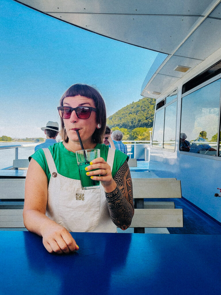 Lisa Ludwig auf dem Schiff mit einem Waldmeister-Slusheis auf dem Weg über den Rhein mit dem Schiff zum Geysir