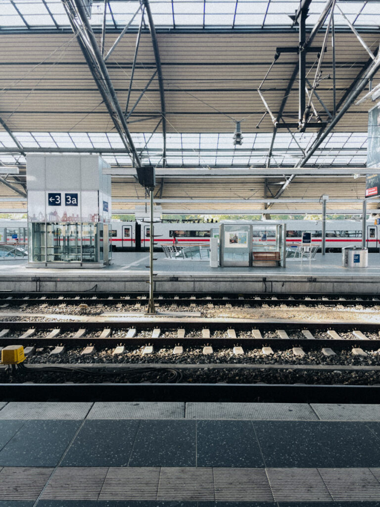 Anreise mit der Bahn von Thüringen nach Rheinland-Pfalz, Zug am Bahnsteig